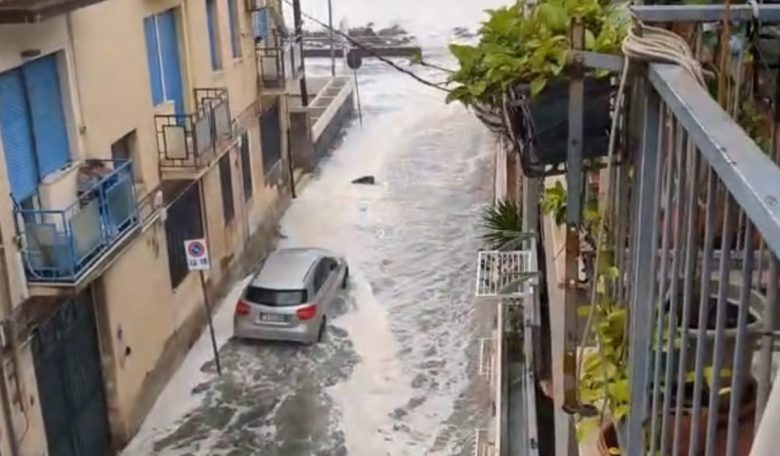 VIDEO | Paura ad Aci Trezza, l’acqua invade le strade: il sindaco chiude il lungomare