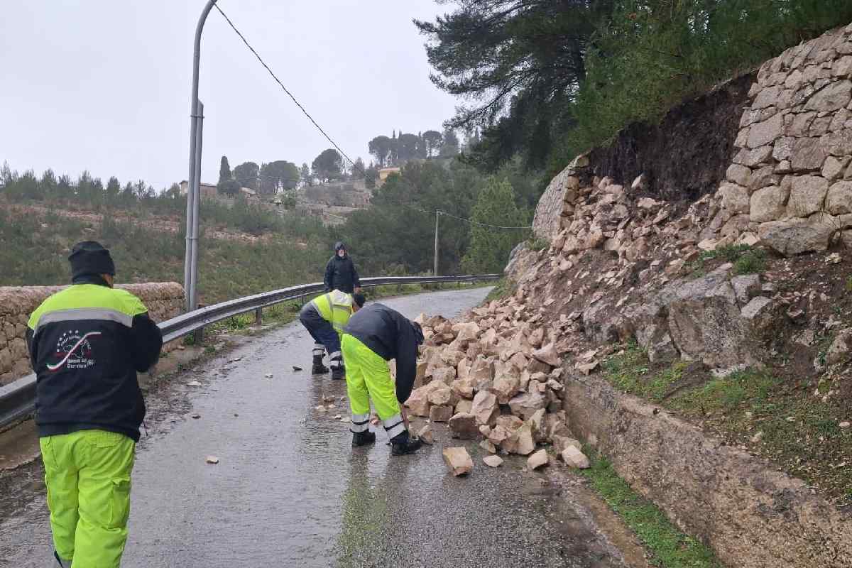 Maltempo in Sicilia: ancora disagi per alberi caduti, forte vento e mareggiate | FOTO