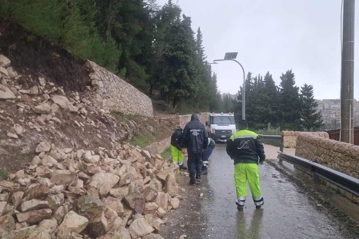 Maltempo in Sicilia: ancora disagi per alberi caduti, forte vento e mareggiate | FOTO