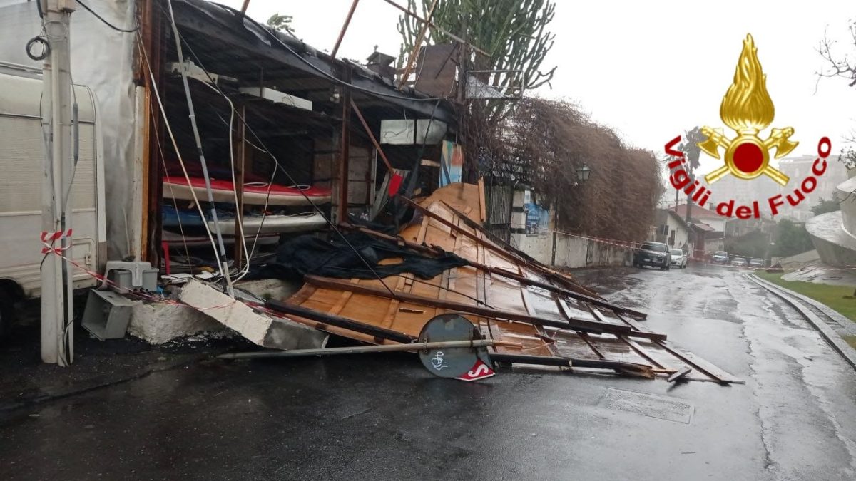 Maltempo in Sicilia: ancora disagi per alberi caduti, forte vento e mareggiate | FOTO