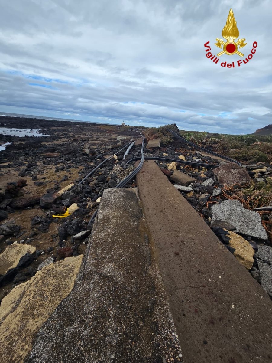 FOTO | Il ciclone Harry e la devastazione a Lampedusa e Linosa, è l’ora della conta dei danni
