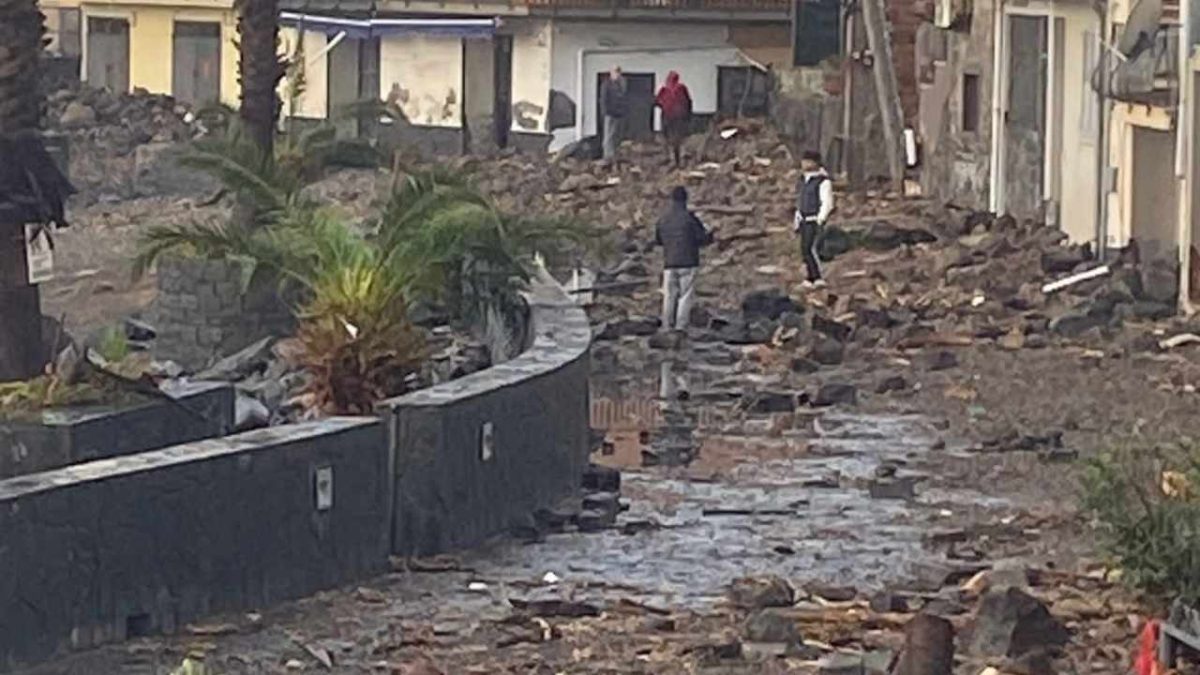 FOTO – Acicastello, il momento della conta dei danni. Il sindaco Scandurra: “Rimbocchiamoci le maniche, è l’ora di intervenire”