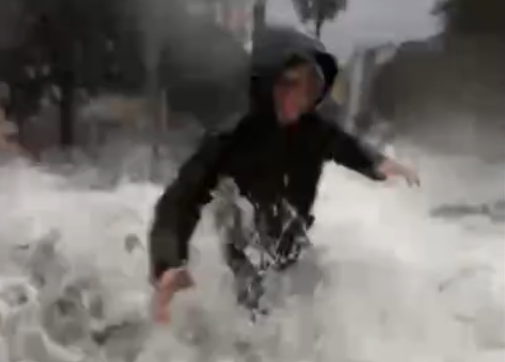 VIDEO | Maltempo nel Messinese: Cateno De Luca travolto da un’onda