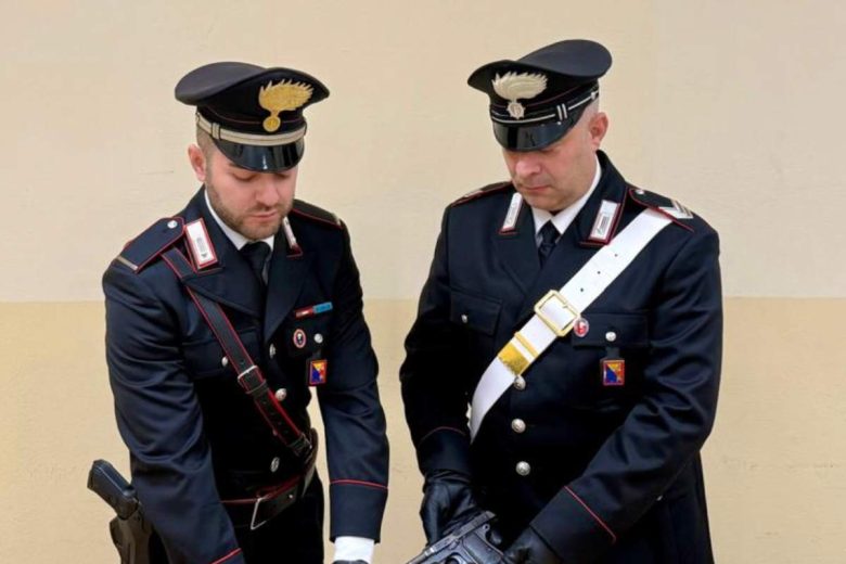 Maltrattamenti in famiglia, arrestato un 46enne di Gela: aveva con sé anche una pistola