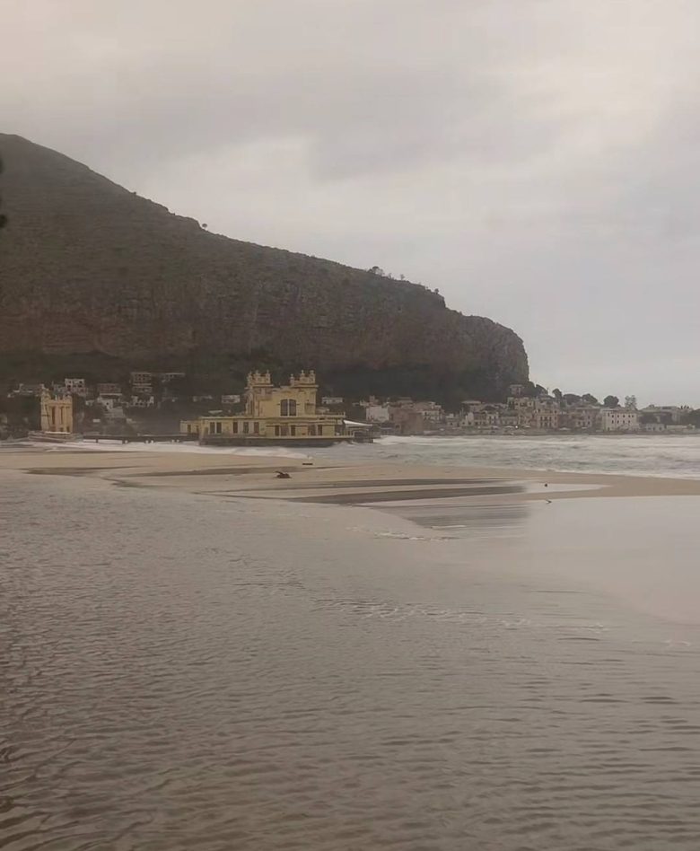 FOTO e VIDEO | Mareggiata a Palermo, spiaggia di Mondello spazzata via: colpito anche il Foro Italico
