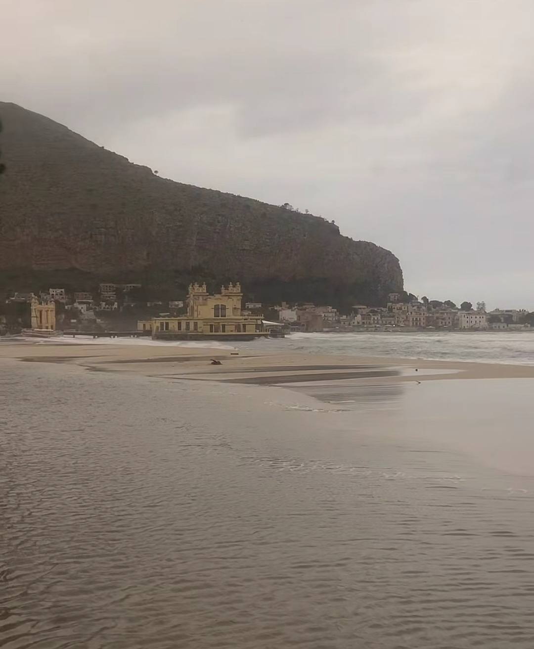 FOTO e VIDEO | Mareggiata a Palermo, spiaggia di Mondello spazzata via: colpito anche il Foro Italico