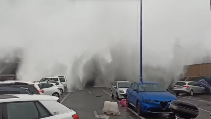 VIDEO | Catania sotto assedio del mare: il porto travolto dalla mareggiata