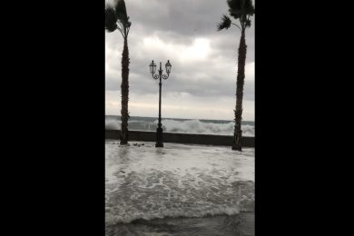 VIDEO | Maltempo, Eolie in ginocchio: le incredibili immagini delle mareggiate