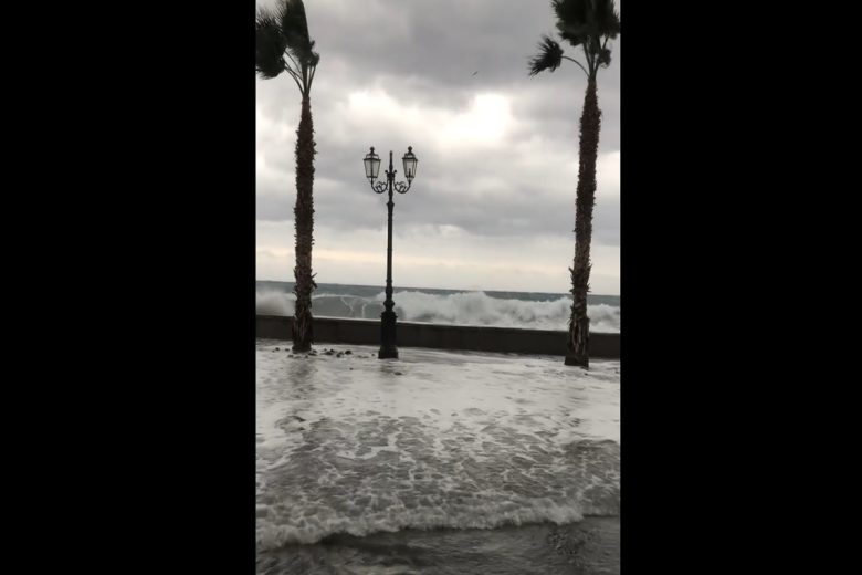 VIDEO | Maltempo, Eolie in ginocchio: le incredibili immagini delle mareggiate