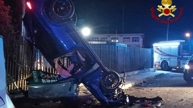 Non si fermano all’alt dei carabinieri, poi si schiantano col muro: paura per cinque giovani nel Messinese