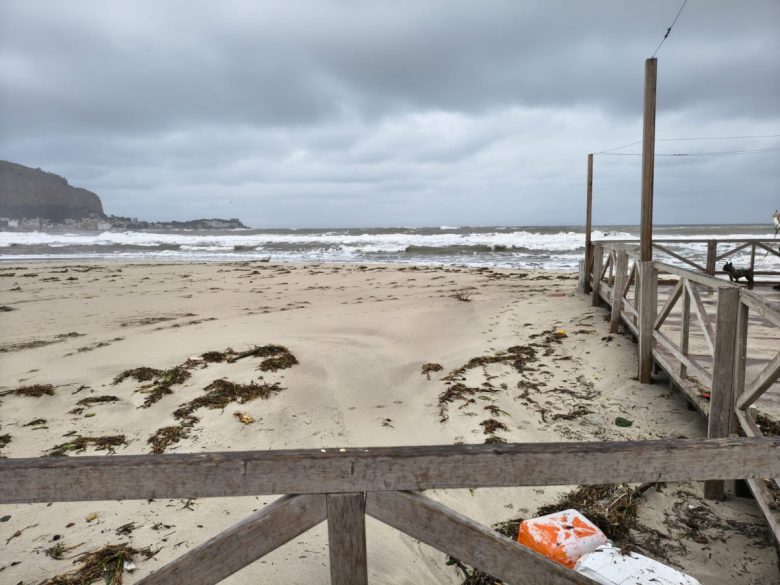 Pulizia spiaggia e caditoie: a Mondello da lunedì iniziano i primi interventi