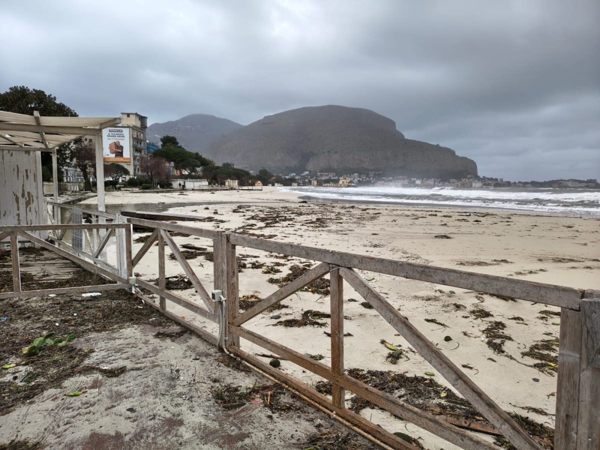 FOTO e VIDEO | A Palermo c’è la conta dei danni dopo il ciclone “Harry”: Arenella e Mondello devastate dalle mareggiate