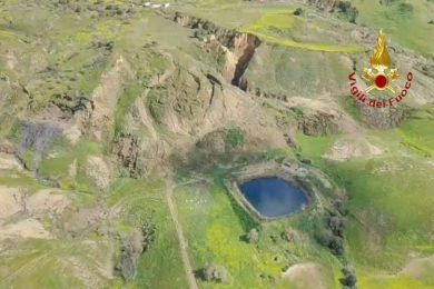 VIDEO | Il disastro di Niscemi visto dall’elicottero dei vigili del fuoco, ecco il territorio dopo la frana