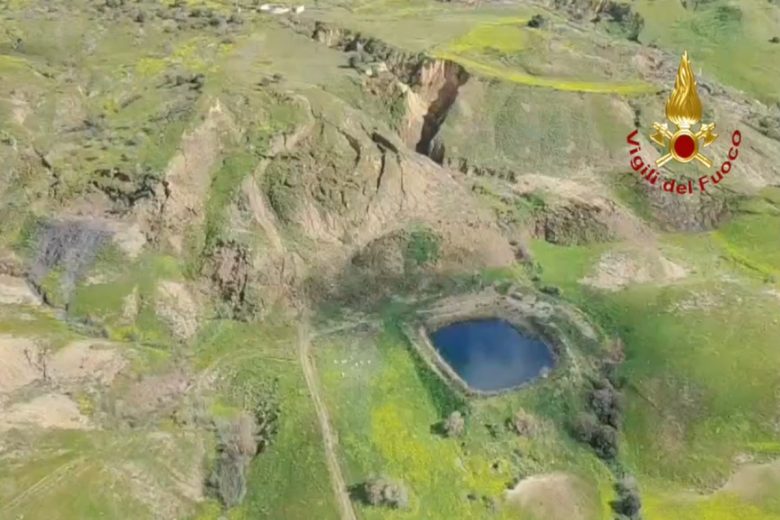 VIDEO | Il disastro di Niscemi visto dall’elicottero dei vvf, ecco il territorio dopo la frana