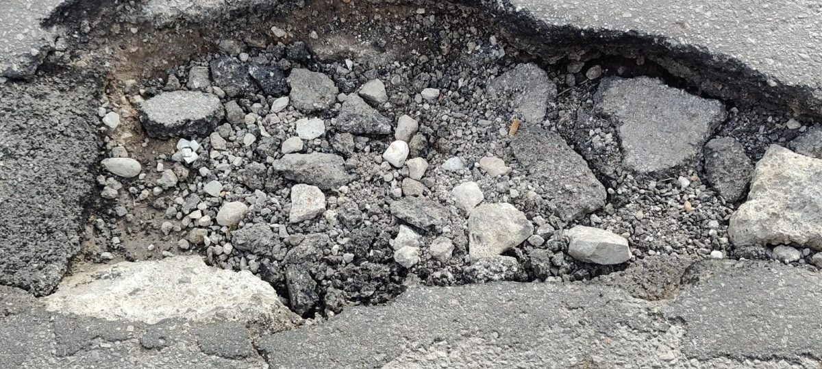 FOTO | Palermo, ragazza cade con lo scooter per una buca in via Roccazzo: ferita