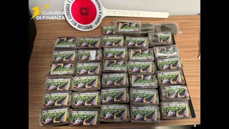 Traffico internazionale di droga, 11 arresti e maxi sequestro: il blitz della Finanza