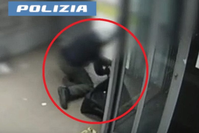 VIDEO – Tentano il colpo all’ufficio postale, interviene la Polizia: 3 arresti nel Catanese