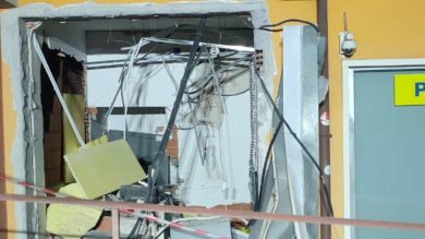 Fanno esplodere il Postamat, ma la rapina non va a segno: indagini nel Catanese