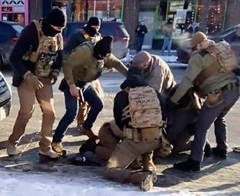 Minneapolis, Pretti ucciso da agenti: i video e la pistola, l’inchiesta. Trump: “Consegnateci immigrati illegali”