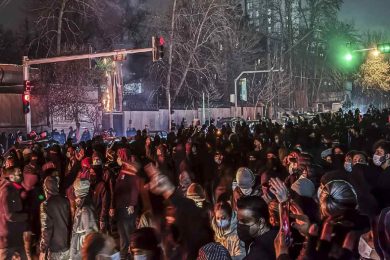 Gli scontri in Iran, sale oltre 450 il bilancio delle vittime