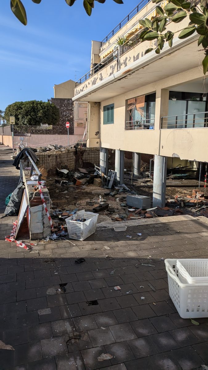 VIDEO e FOTO | Dopo il ciclone Harry, i giovani volontari in campo a Catania: “Aiutiamo subito chi ha perso tutto”