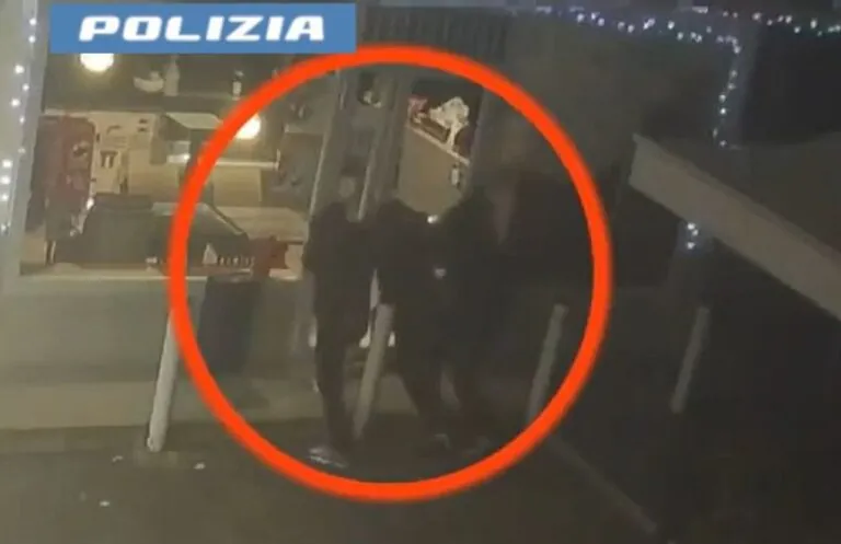VIDEO | Distruggono distributore, rubano 300 pacchi di sigarette e fuggono: arrestata banda a Caltagirone
