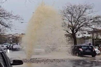 VIDEO | Palermo, piove e “salta” tombino: effetto fontana in via Paruta