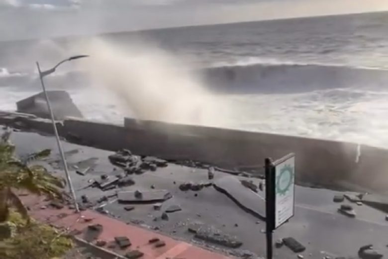 VIDEO | Maltempo, le onde imperversano sul lungomare di Santa Teresa di Riva