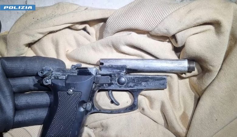 VIDEO| Bliz allo Zen, sequestrate diverse armi vicino la chiesa e droga