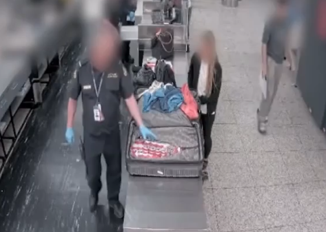 VIDEO | In aeroporto con oltre 2.500 sigarette in valigia, visto annullato per una studentessa