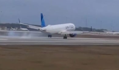 VIDEO| Una ruota del carrello si stacca, sfiorato incidente aereo durante atterraggio