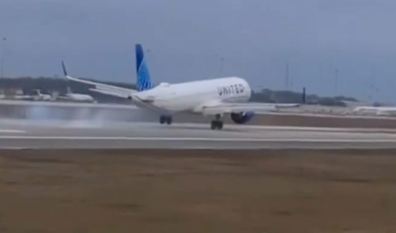 VIDEO| Una ruota del carrello si stacca, sfiorato incidente aereo durante atterraggio