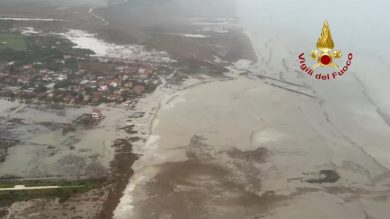 VIDEO | Maltempo a Catania, elicottero vigili del fuoco in azione sulla costa