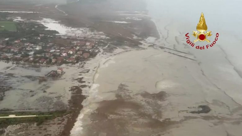 VIDEO | Maltempo a Catania, elicottero vigili del fuoco in azione sulla costa