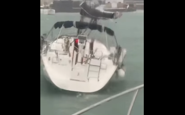 Padre e figlio rimangono alla deriva al porto di Catania, volevano mettere in sicurezza la barca a vela