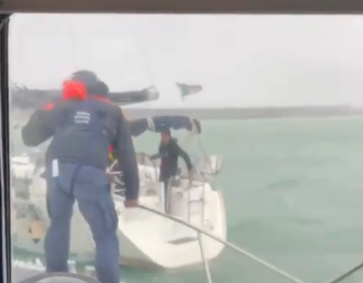VIDEO | Il soccorso della Guardia Costiera a padre e figlio in barca a vela