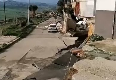 La frana a Niscemi, continui cedimenti del terreno. Il sindaco: “Siamo molto preoccupati”