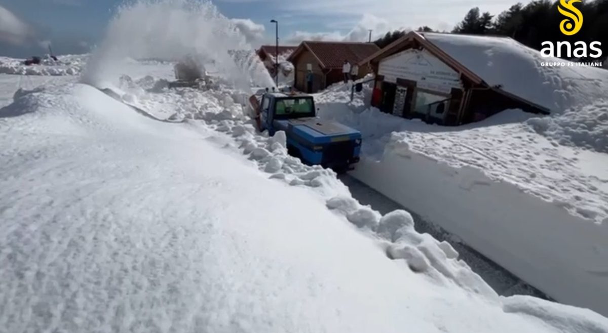 VIDEO | Neve abbondante a Linguaglossa, Anas a lavoro per ripristinare collegamenti stradali