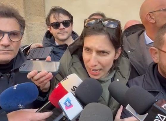 VIDEO | Elly Schlein a Niscemi dopo la frana: “Situazione delicata, mettere in sicurezza la popolazione”