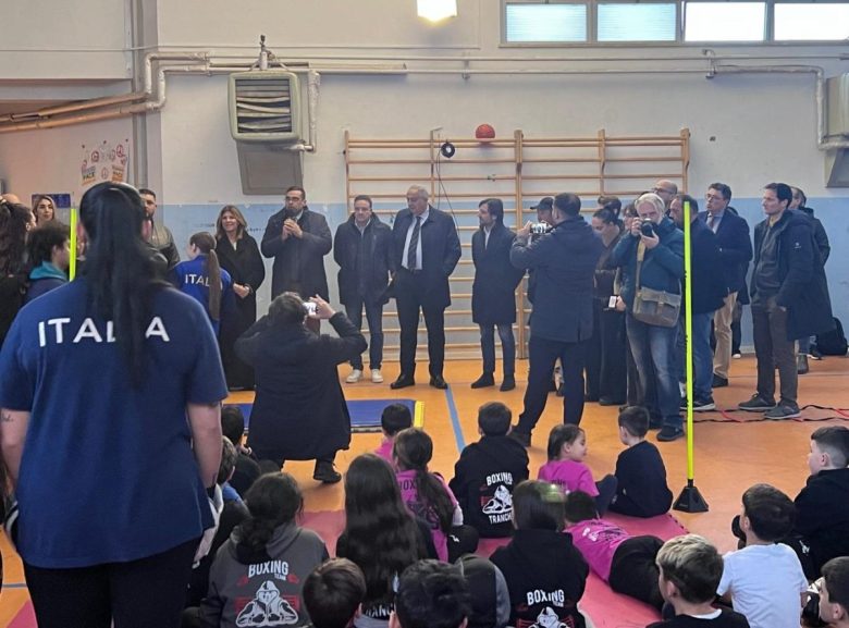 Allo Zen lo sport per i giovani alla scuola Falcone, Lagalla: “Così teniamo i nostri ragazzi lontano dalla strada”