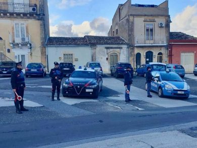VIDEO| Droga, minorenne alla guida di un ciclomotore senza patente: denunce e sanzioni a Siracusa