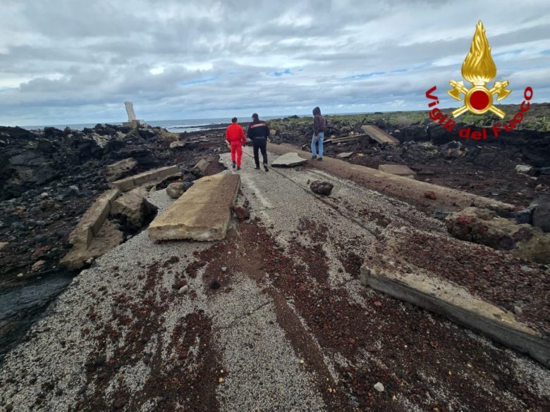 FOTO | Il ciclone Harry e la devastazione a Lampedusa e Linosa, è l’ora della conta dei danni