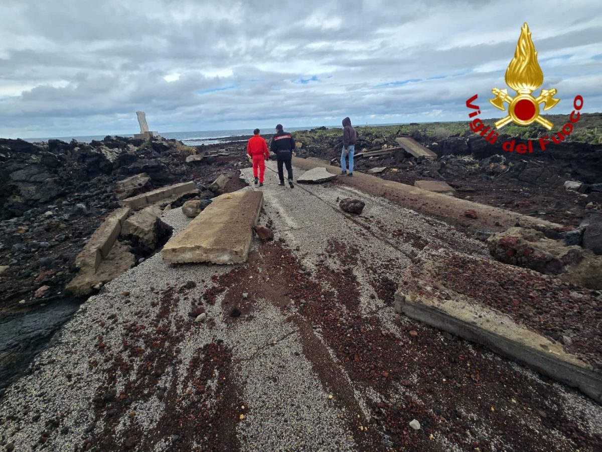 FOTO | Il ciclone Harry e la devastazione a Lampedusa e Linosa, è l’ora della conta dei danni