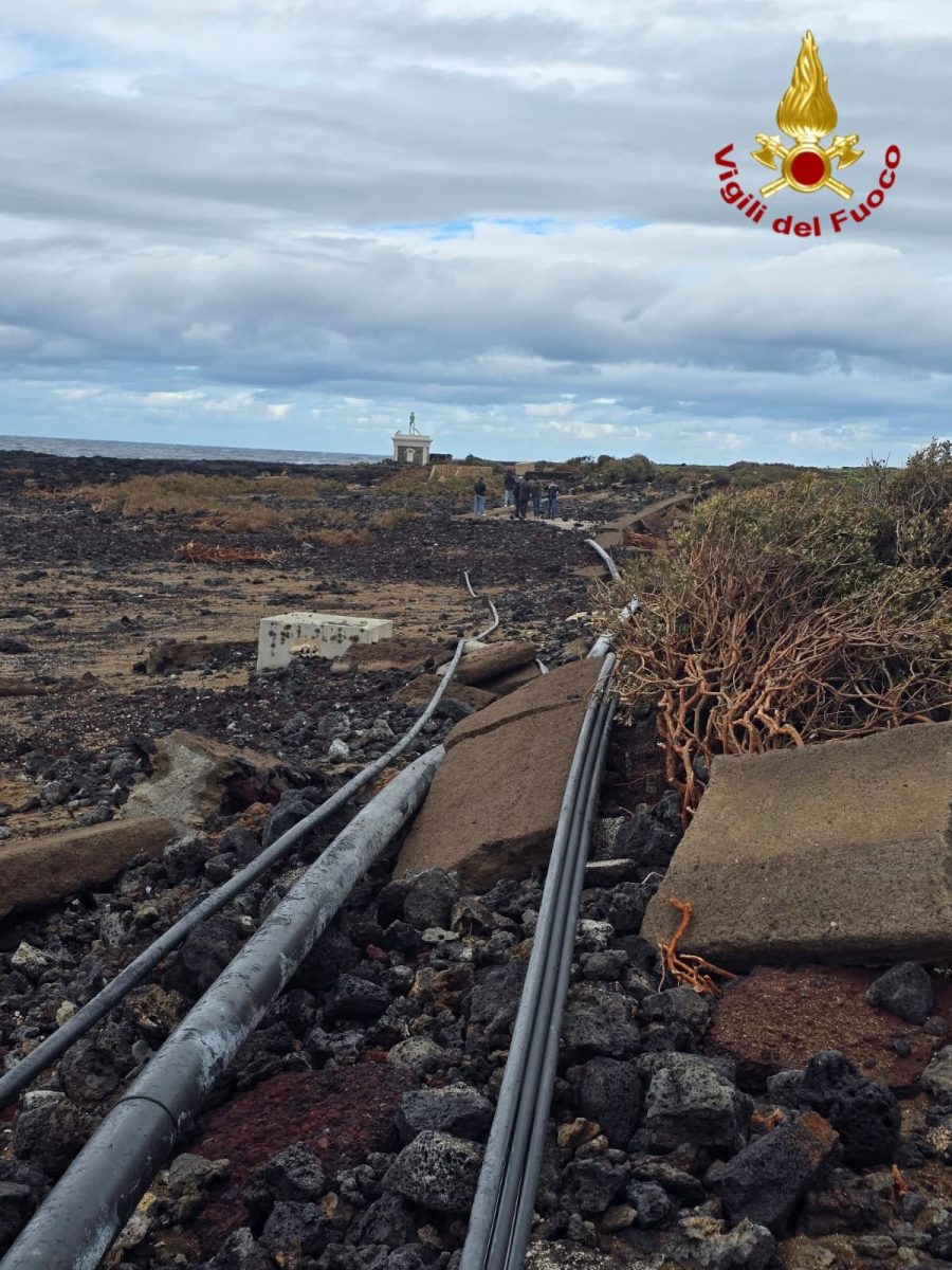 FOTO | Il ciclone Harry e la devastazione a Lampedusa e Linosa, è l’ora della conta dei danni