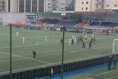 Il Catania cade ancora in trasferta, il Sorrento vince in rimonta 3-1. Le pagelle