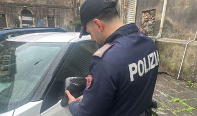 Tenta la truffa dello specchietto colpendo con una caramella un’auto: il mezzo però appartiene ad un poliziotto, denunciato
