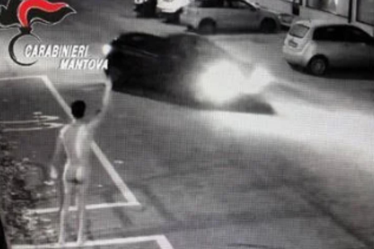 Gira nudo in strada, poi lascia la droga davanti la caserma: c’è la denuncia