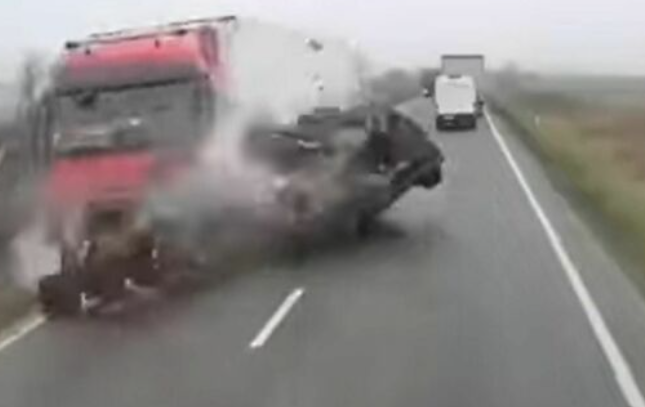 VIDEO | Calcio, tragedia in Romania: van di tifosi del Paok si schianta con un tir, 7 morti