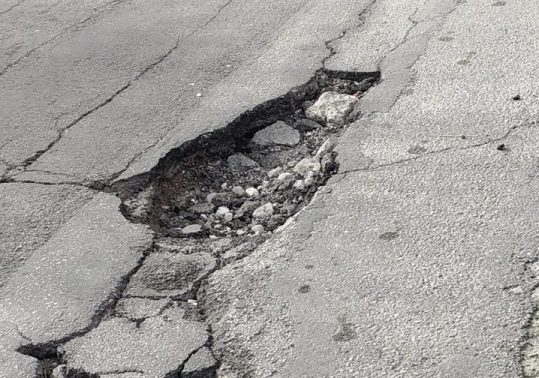 Palermo, ragazza cade con lo scooter per una buca in via Roccazzo: ferita