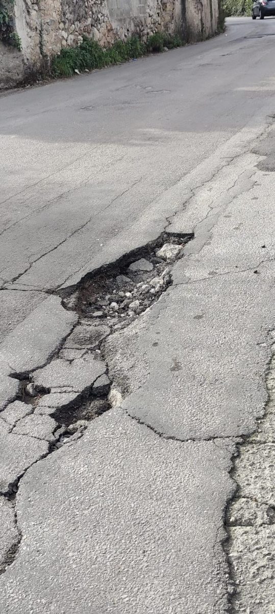 FOTO | Palermo, ragazza cade con lo scooter per una buca in via Roccazzo: ferita